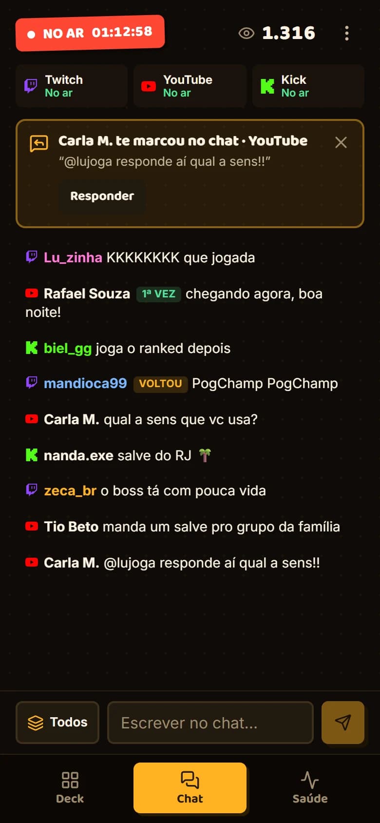 Chat da Twitch, do YouTube e da Kick no celular, com o aviso de que alguém te marcou e o botão Responder